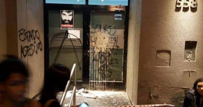 Atacaron la sede del gremio docente cordob�s cuando proyectaban el documental de Maldonado