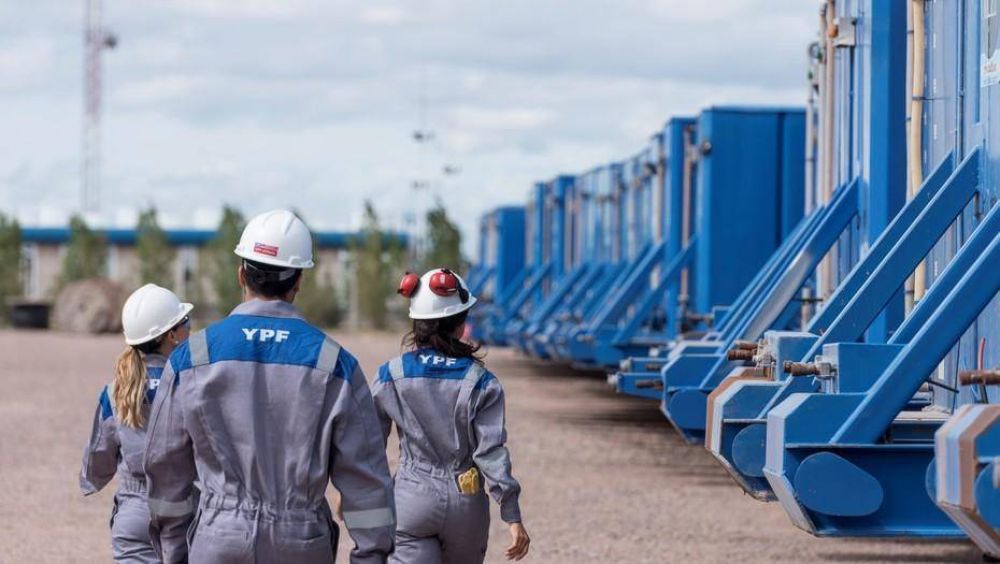 YPF sale a diferenciarse del Gobierno y ofrece rescatar deuda por US$ 452 millones
