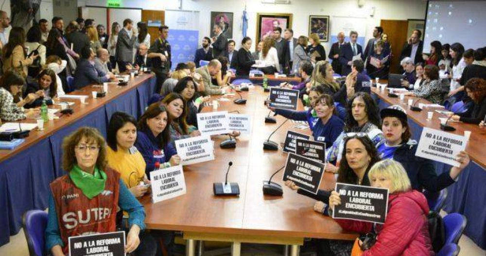 Mujeres Sindicaslistas denunciaron una reforma laboral encubierta en el proyecto oficial de paridad salarial