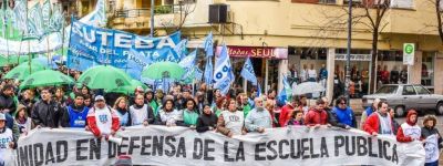Mutitudinaria marcha de marplatenses en defensa de la educaci�n p�blica