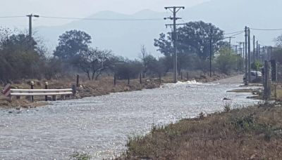 Una ruta se convirti� en un r�o tras la rotura de ca�er�a de un acueducto de Aguas del Norte