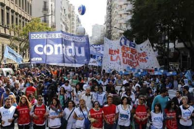 Paro nacional docente y multitudinaria marcha en defensa de la educaci�n: 