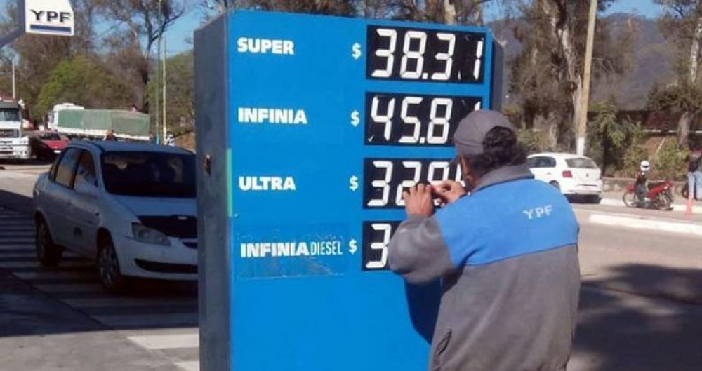 Precios sugeridos, biocombustibles y GNC: Las opciones del Gobierno para apaciguar el alza de los combustibles