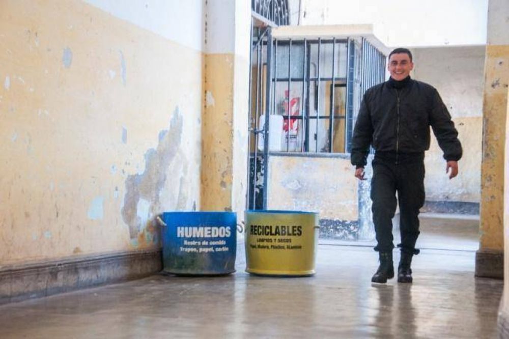 Basura Cero en Sierra Chica: presos fabrican escobillones, briquetas y vasos con residuos