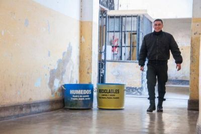Basura Cero en Sierra Chica: presos fabrican escobillones, briquetas y vasos con residuos