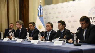 El Gobierno propuso flexibilizar la ley para reestructurar la deuda y levant� sospechas de megacanje