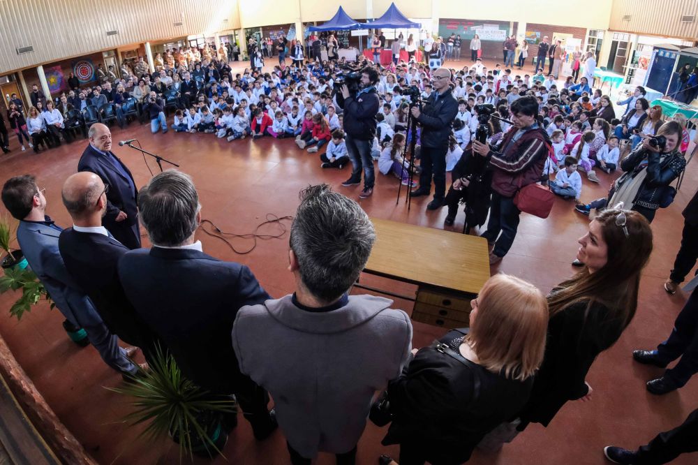 Arroyo inaugur una escuela sostenible y al da siguiente orden retirar las plantas