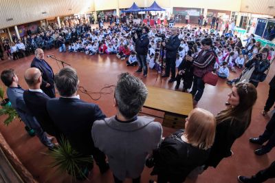 Arroyo inaugur� una escuela sostenible y al d�a siguiente orden� retirar las plantas