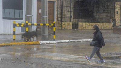 Los pluviales respondieron frente a la lluvia, pero se cancelaron vuelos y la nieve complic� las rutas