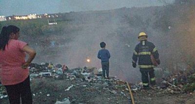 Un incendio en un basural puso en peligro a viviendas precarias
