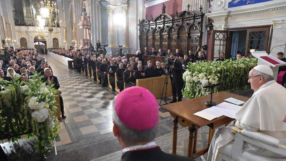 El Papa a los religiosos: 