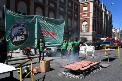 El paro arranc� en el Casino con una �choripaneada� en la calle