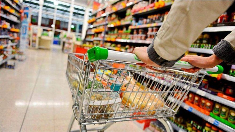El consumo en supermercados y shoppings cay casi 4%