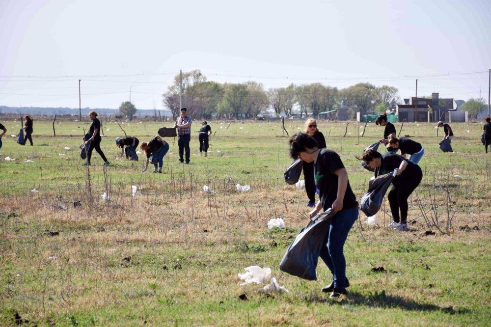 Adis a las bolsas: voluntarios recogen basura de los baldos de Villa Mercedes