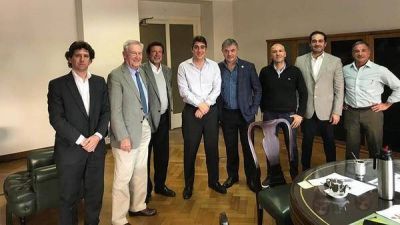 Presentaci�n y pedido de estacioneros al secretario de Energ�a