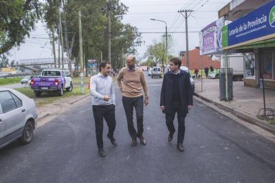 El ministro Dietrich y Abella recorrieron obras de asfalto en Ariel del Plata