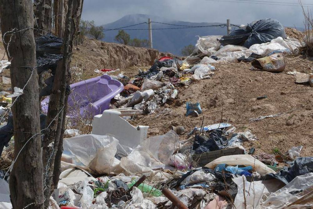 Vecinos de El Mollar viven sin agua potable y con el aire contaminado