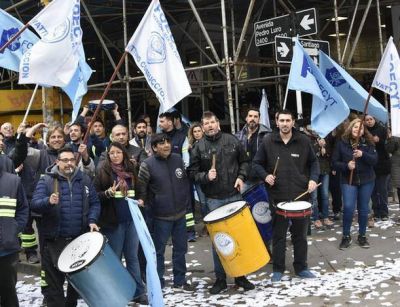 Trabajadores de Foecyt protestaron ante el Correo reclamando reajuste salarial