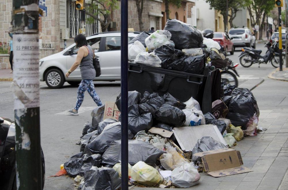 Por el paro, cerca de 900 toneladas de basura se acumularon en las calles
