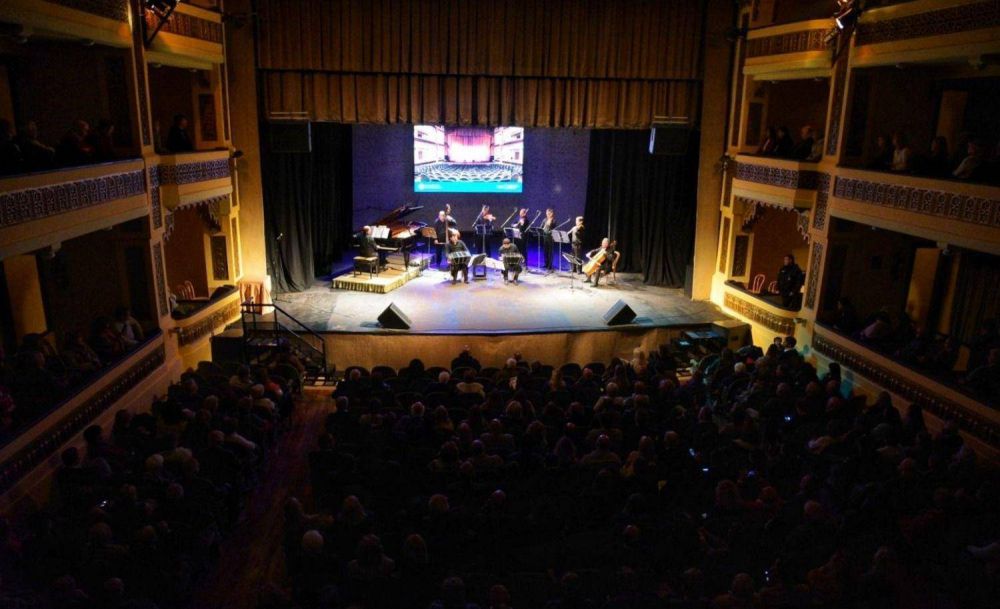Reabri sus puertas el Teatro Coln: Se ha recuperado una joya de la cultura de Mar del Plata, dijo Arroyo