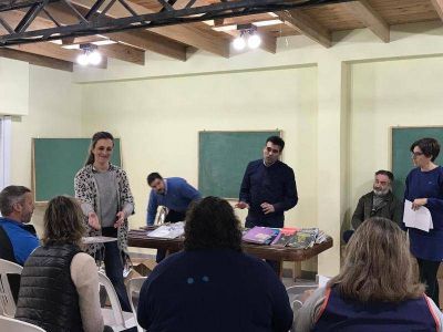 L�pez entreg� libros en escuelas de La Dulce, Juan N. Fern�ndez y Energ�a 