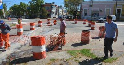 Siguen las obras de bacheo en Bvd. Sarmiento