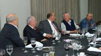 Un almuerzo por �Las 62� y la antesala de un 17 de octubre fraccionado