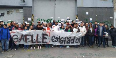 Trabajadores de la firma Gaelle acampan frente a la planta en reclamo del pago de indemnizaciones
