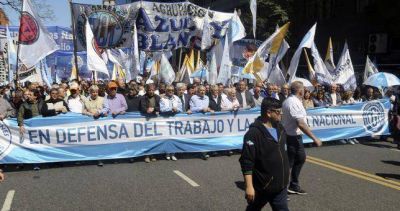 Los gremios industriales movilizaron una multitud y pidieron que se sostengan los empleos y el salario