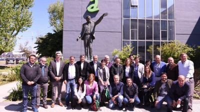 Fotos peronistas: los intendentes del PJ junto a rectores universitarios y los K con M�ximo Kirchner