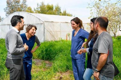 L�pez recorri� la granja del Neuropsiqui�trico Taraborelli que crece de la mano del Promover 