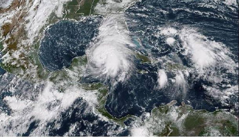 BP y Exxon Mobil evac�an personal de sus plataformas del Golfo de M�xico