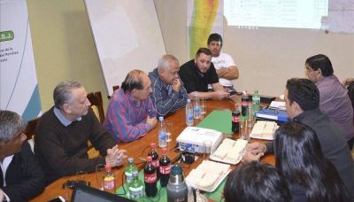 Intendentes y petroleros quieren recuperar unos 200 pozos someros
