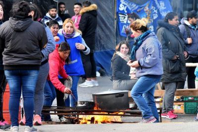 Nuevo acampe frente a la Municipalidad para reclamar que se declare la emergencia social