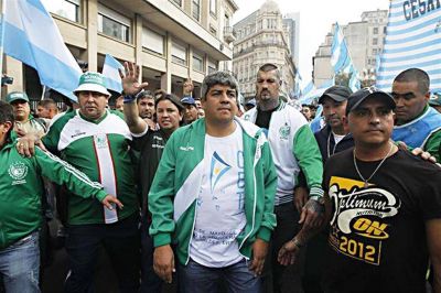 Los gremios desaf�an a la Justicia con un paro si detienen a Pablo Moyano