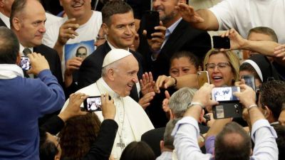 Papa a obispos, �no escandalicen al pueblo�. Y piden a Romero doctor de la Iglesia