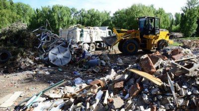 Sacan 150 toneladas de basura pesada de la costa del Limay