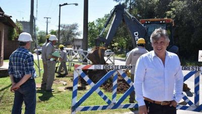 Britos estuvo presente en el inicio de la obra de cloacas en 78 nuevas cuadras