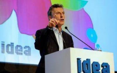 Macri cierra el Coloquio de IDEA y movimientos sociales marchan para protestar