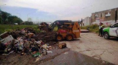 Limpian un nuevo microbasural, ahora en la colectora sur