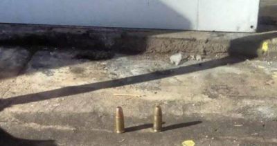 Mensaje mafioso: le dejaron dos balas a los empleados que acampan contra los despidos en el INTI