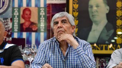 En medio de coqueteos con la Iglesia, Hugo Moyano encabeza una misa en Luj�n
