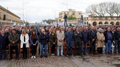Con Hugo Moyano a la cabeza, sindicalistas, movimientos sociales y dirigentes del PJ marcharon a Luj�n por 