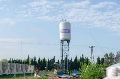 Barrio �104 viviendas�: con la colocaci�n del tanque, finaliz� la obra de agua potable