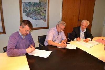 Firmaron convenio para realizar obras de saneamiento