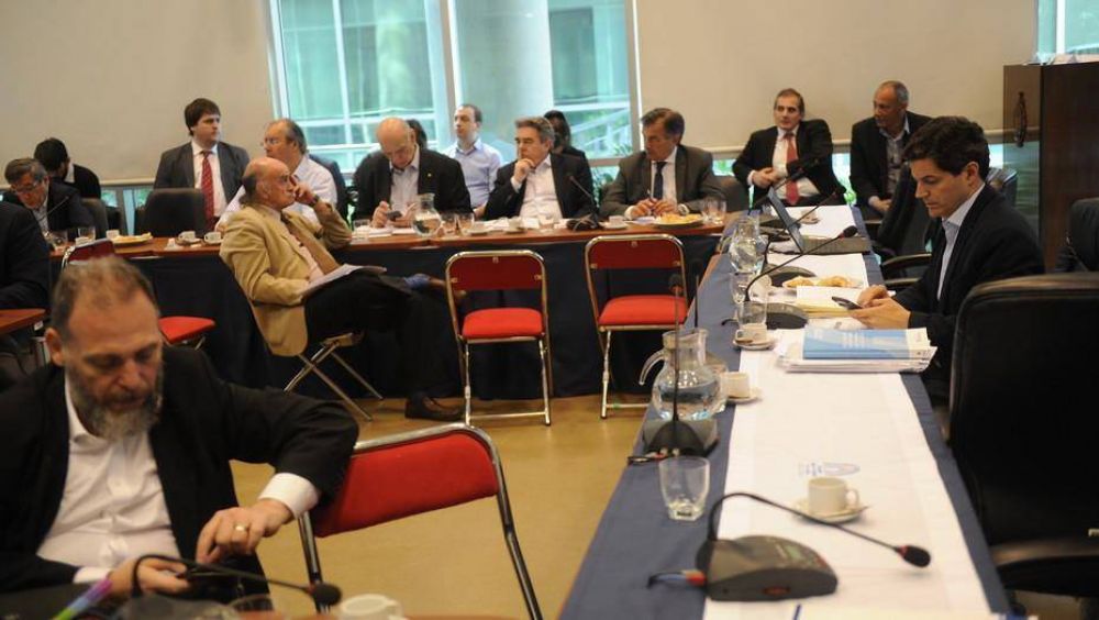 Apuran las �ltimas negociaciones para poder darle dictamen este martes al Presupuesto