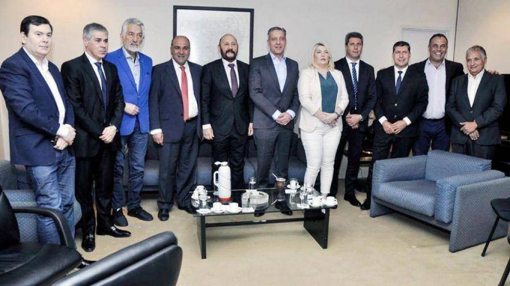 Gobernadores del PJ no alineados forjan identidad mirando juntos el debate