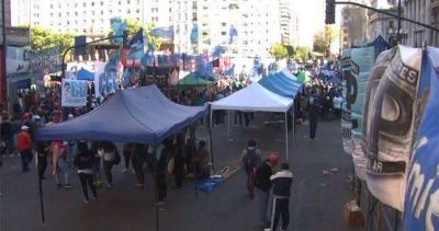 Gremios y movimientos sociales se movilizan al Congreso para protestar contra el Presupuesto