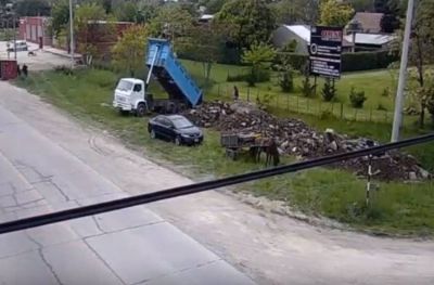 Infraccionaron a un cami�n que arrojaba basura en la calle