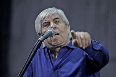 Moyano presiona para reabrir su paritaria